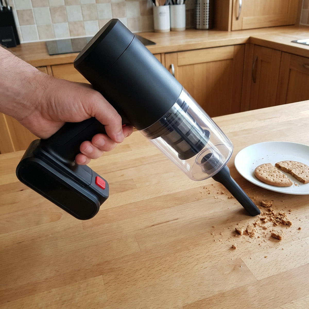 Aspirator auto fara fir DWNSHIFT strange firimituri de biscuiti in bucatarie